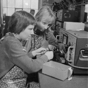 Dresden-Klotzsche. Zwei Schülerinnen im Funkwerk Dresden arbeiten an einem Prüfgerät