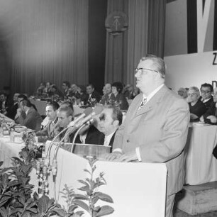 Werner Krolikowski am Rednerpult beim VIII. Bundeskongres der Domowina 1973 : Werner Krolikowski, rěči na VIII. Zwjazkowym kongresu Domowiny 1973 : Bautzen / Budyšin