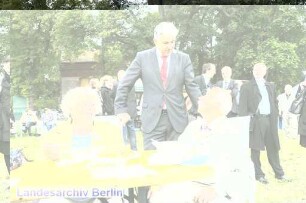 Der Regierende Bürgermeister von Berlin, Klaus Wowereit besucht den Bezirk Marzahn - Hellersdorf