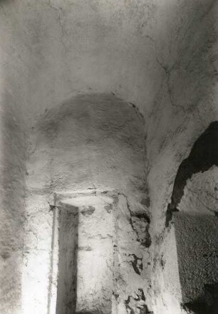 Wechselburg. Stiftskirche. Nebenraum des hohen Chores. Zwickelraum. Gewölbe und Schildbogen über der Nische in der Westwand