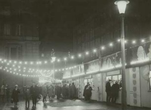 Dresden. Striezelmarkt bei Nacht. In der Weißen Gasse