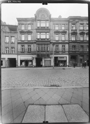 Stralsund-Altstadt, Schillstraße. Wohnhaus mit Läden. Straßenfront