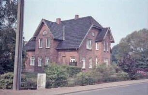 Klein Hansdorf: Am Wischhof 1: giebelständiges Wohnhaus: an Straßenfront und Traufseite Risaliten