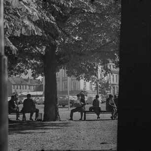 Passanten auf Bänken an der Neuen Wache, 1968. SW-Foto © Kurt Schwarz.
