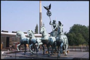 Transport der Quadriga zum Brandenburger Tor