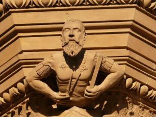 Figur am Turm des Rathauses