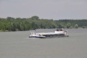 Donau - Bulgarisches Frachtschiff : Ein bulgarisches Frachtschiff fährt auf der Donau. Von Bord eines Donau-Kreuzfahrtschiffes aufgenommen am 12. Juni 2011