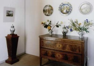 Teller mit trunkenem Silen : Raumaufnahme. Ausstellungsteil Majoliken des Barock - Castelli - Savona". Seitenkabinett "Castelli". Ansicht mit Bildplatte, drei Wandtellern und Kommode
