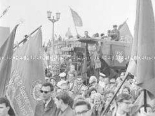 Wagen der LPG "1. Mai" Wartenberg bei Kundgebung zum 1. Mai in Berlin (Ost) vor dem Zeughaus