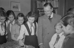 Architekt Richard Paulick mit Jungen Pionieren : Richard Paulick mit Pionieren an einem Architekturmodell