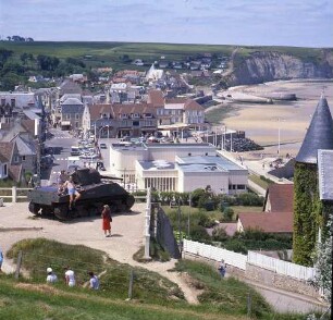 Caen (Frankreich). Ortsteilansicht. Blick von der Burganlage, Bildmitte links ein ausgestellter Panzer