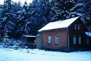 Wohnhaus des Bahnwärtes mit Nebengebäudem am Waldrand