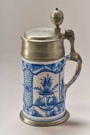 Zinnmontierter Walzenkrug mit Blaumalerei