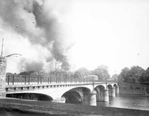 Deutschland? Ansicht einer Brücke. Im Hintergrund Rauchschwaden