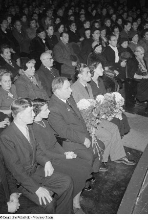 Porträts der sowjetischen Balletttänzer Jurij Kondratow und Maja Plissezkaja sowie des Bassisten M.D. Michailow im Kinosaal