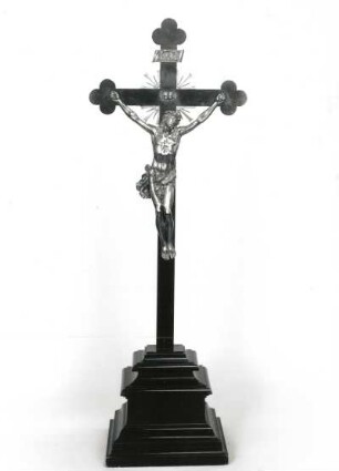 Kruzifix : Kruzifix. Silber, Holz; Höhe 95 cm (um 1909). Dresden-Striesen, Versöhnungskirche