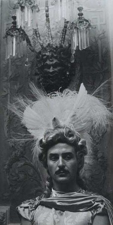 Alexandre, der berühmte Figaro von Paris, auf dem Kostümfest des Marquis de Cuevas