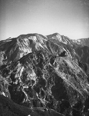 Honshū. Japanische Alpen. Zentralalpen (Ostseite flacher, Norsdeite -rechts- steil)