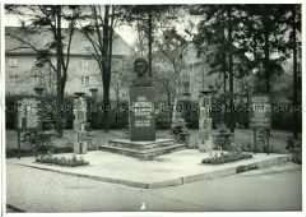 Gedenkstein für Rosa Luxemburg in der NVA-Hochschule in Plauen