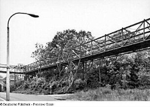 Löbau. Kohletransportbahn (Industrieseilbahn) zwischen Bahnhof und ehemaliger Färberei Römer AG. Seilbahn. Straßenansicht (aus Richtung Eisenbahnbrücke)