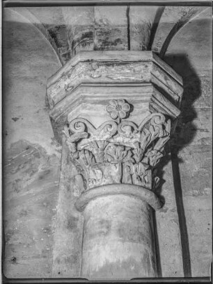 Dom: Krypta, Kapitell