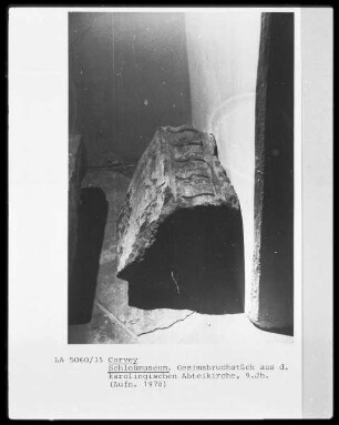 Gesimsbruchstück aus der karolingischen Abteikirche
