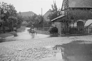 Hochwasser im Juli 1954 in Niederguhrig : Powodźenje Sprjewje w juliju 1954 w Delnjej Hórce : Niedergurig / Delnja Hórka