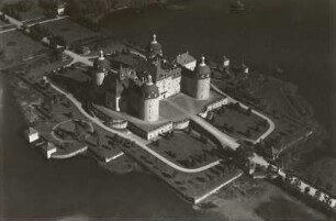 Moritzburg. Schloss Moritzburg (1723-1733; M. D. Pöppelmann). Luftbild-Schrägaufnahme von Südwest