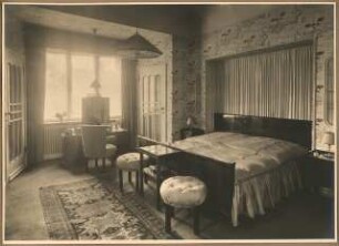 Wohnung. Inneneinrichtung: Schlafzimmer mit Blick zum Fenster