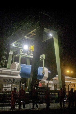 Der neunte Castor-Transport mit abgebrannten Brennstäben / Brennelementen erreicht den Verlade-Bahnhof in Dannenberg / Wendland, 21.11.05. Hier wird ein Castor vom Verladekran auf einen Tieflader umgeladen