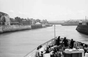 Dieppe: Hafeneinfahrt mit Schiff im Vordergrund