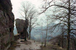 Fleckenstein: Burgruine Fleckenstein, Burgmauer und Felsblock