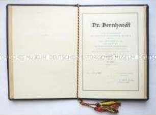 Verleihungsurkunde zur Arthur-Becker-Medaille, in Mappe