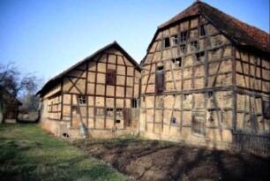 zwei Fachwerkscheunen, sanierungsbedürftig