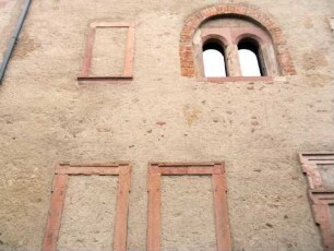 Stadtbild-Romanisches Steinhaus (1187-Vogtei 1984-renoviert)- Ansicht über Traufseite mit verschiedenen Fenstern sowie rekonstruiertem Biforium im Obergeschoß