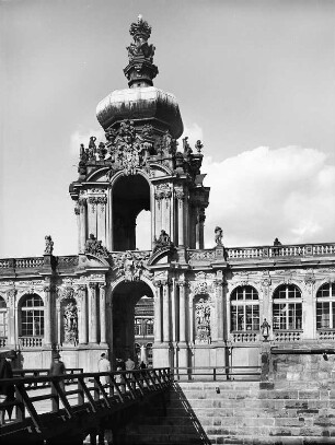 Dresden. Zwinger. Kronentor mit Zwingerbrücke