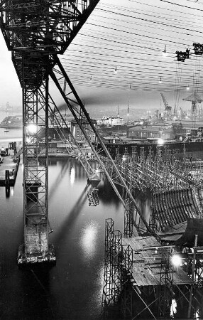 Hamburg-Finkenwerder. Blick auf das Betriebsgelände der Deutschen Werft bei Nacht. Im Vordergrund die Krananlage, Docks und Helling