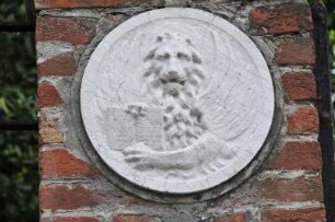 Geflügelter Markuslöwe in Venedig : Der geflügelte Markuslöwe ist das Wahrzeichen der Stadt, hier als Relief an einem Haus auf dem Lido. Aufgenommen in Venedig am 13. Mai 2009