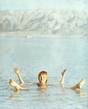 [aus dem Buch: Sven Gillsäter u. a., Helgas Reise ins Heilige Land, 1965] Baden im Toten Meer