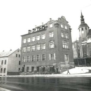 Reichenbach (Vogtland), Burgstraße 1. Wohnhaus (um 1895). Straßenansicht mit Turm der Stadtkirche St. Peter und Paul