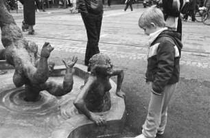 Bronzebrunnen "Jungbrunnen" von Bildhauer Prof. Karl Henning Seemann auf der Südseite der Kaiserstraße Ecke Lammstraße
