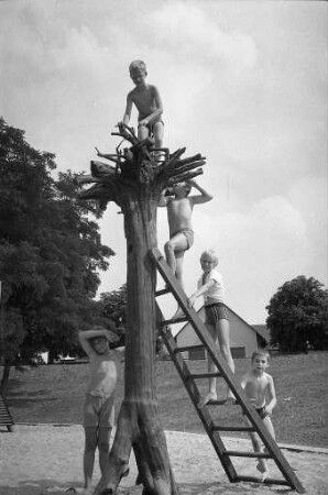 Eröffnung des Waldspielplatzes bei Knielingen im Gewann "Ackerheck"