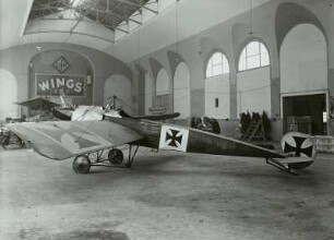 Städtischer Ausstellungspalast (1894-1896; Alfred Hausschild, Edmund Bräter). Ausstellungshalle mit Eindecker-Jagdflugzeug Fokker E.I (1915; Fokker Aeroplanbau GmbH ) : Dresden-Pirnaische Vorstadt, Stübelallee. Städtischer Ausstellungspalast (1894-1896; Alfred Hausschild, Edmund Bräter). Ausstellungshalle mit Eindecker-Jagdflugzeug Fokker E.I (1915; Fokker Aeroplanbau GmbH )