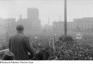Menschenmassen und Rednertribüne der Feierlichkeiten zur Revolution 1848