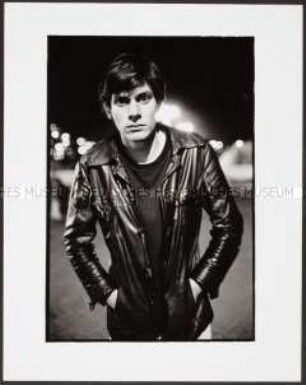 Junger Mann in Lederjacke (Altersgruppe 18-21)