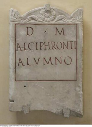 Stele mit Grabinschrift "D(is) M(anibus) // ALCIPHRONTI // ALVMNO"