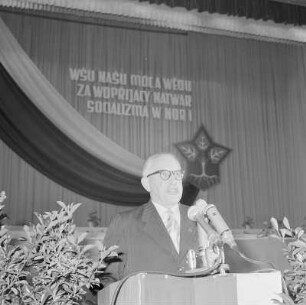 VI. Bundeskongres der Domowina in Hoyerswerda. Redner Martin Nowak-Neumann (Měrćin Nowak-Njechorński) : VI. zwjazkowy kongres Domowina we Wojerecach. Rěčnik Měrćin Nowak-Njechorński : Hoyerswerda / Wojerecy