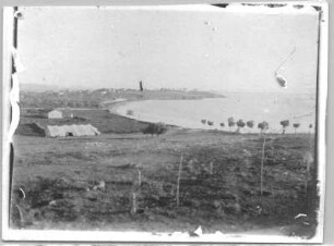Türkei. Küstenlandschaft mit großem Zelt im Vordergrund