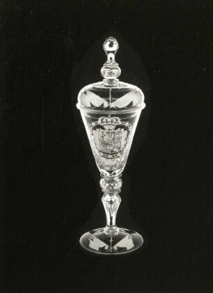 Deckelpokal mit spanischem Wappen. Dresden, um 1738. Glas (farblos), Schliff, Matt- und Klarschnitt. Dresden: Kunstgewerbemuseum