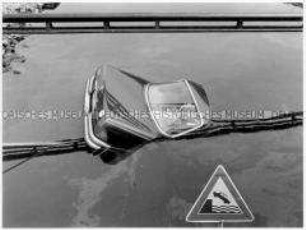 Im Wasser versinkendes Auto (Altersgruppe 18-21)